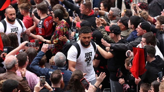 RC Toulon v Saracens – Investec Champions Cup 2024/2025 Round Of 16 TOULON, FRANCE - APRIL 05: Lewis Ludlum of Toulon walks through the tunnel formed by the Toulon supporters as he arrives at the stadium prior to the Investec Champions Cup Round of 16 match between RC Toulon and Saracens at Stade Felix Mayol on April 05, 2025 in Toulon, France. (Photo by David Rogers/Getty Images)